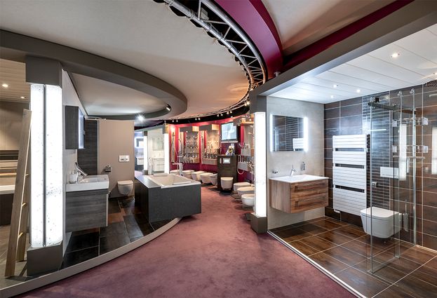 Showroom met badkameropstellingen, wastafels en een inloopdouche