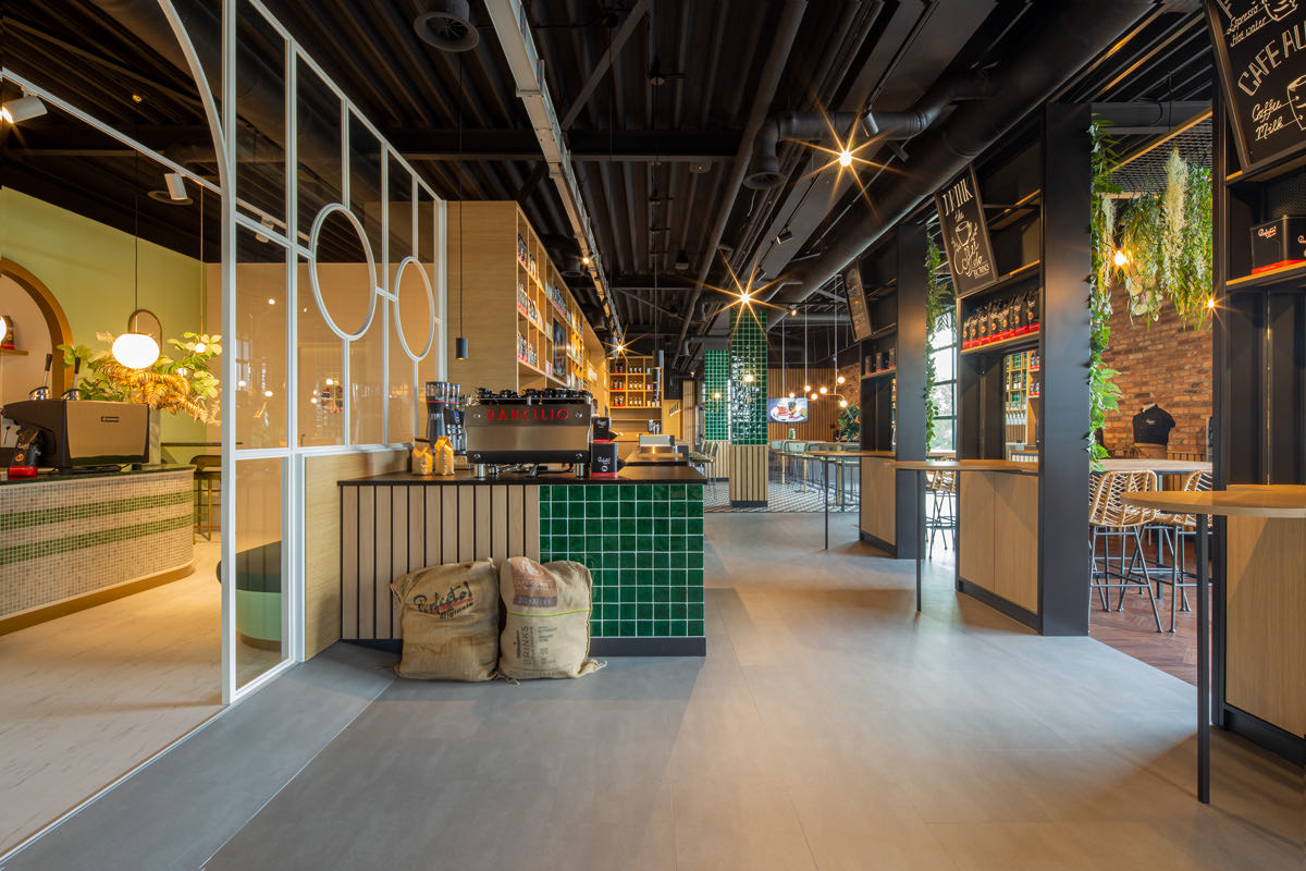 Koffiebar met espressomachine en zakken koffiebonen van Perfecto